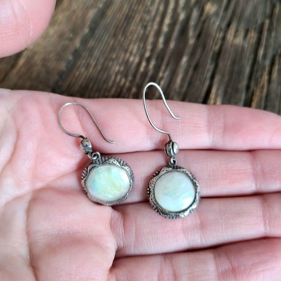 Round silver earrings with mother of pearl. - Picture 4 of 5